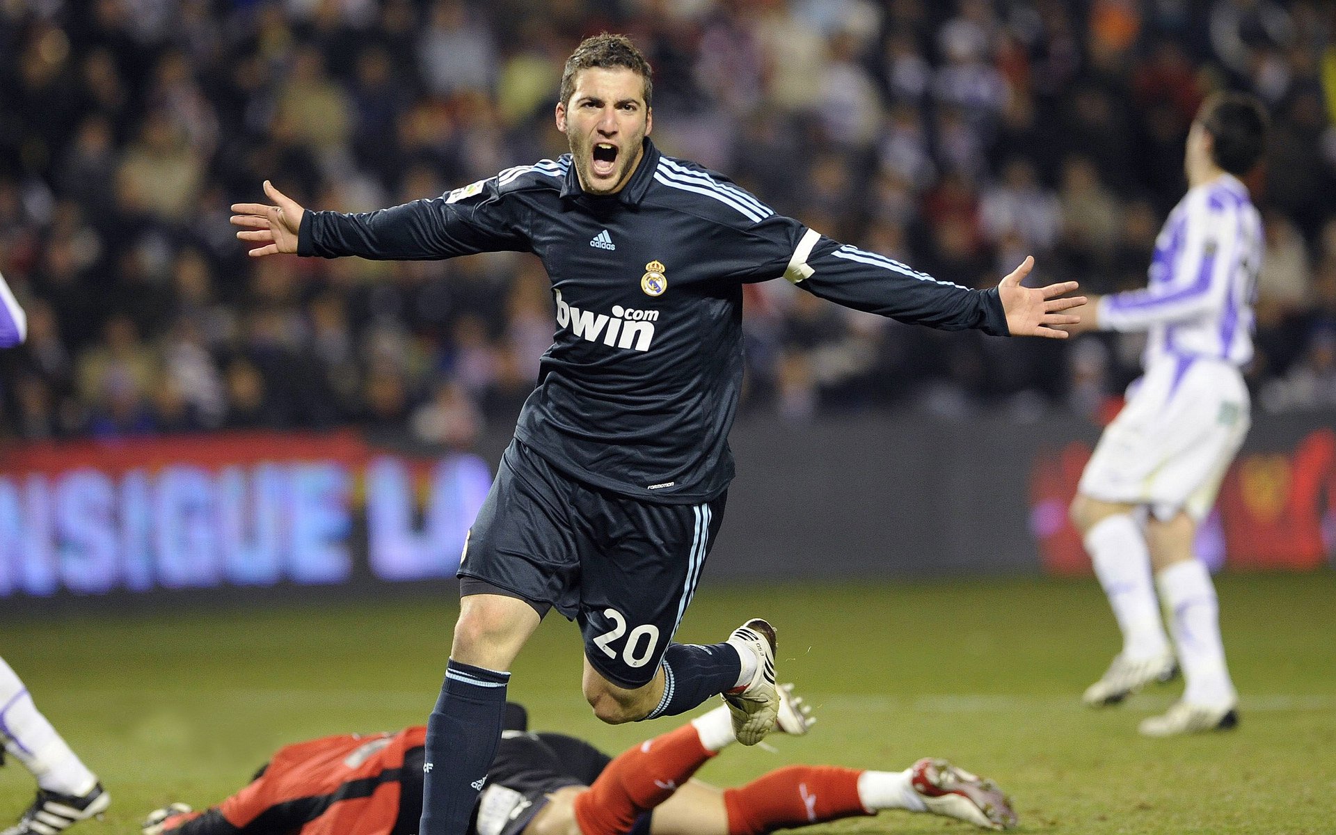 AYX爱游戏中国-上海海港球员参加国家队比赛，上海海港队进球了